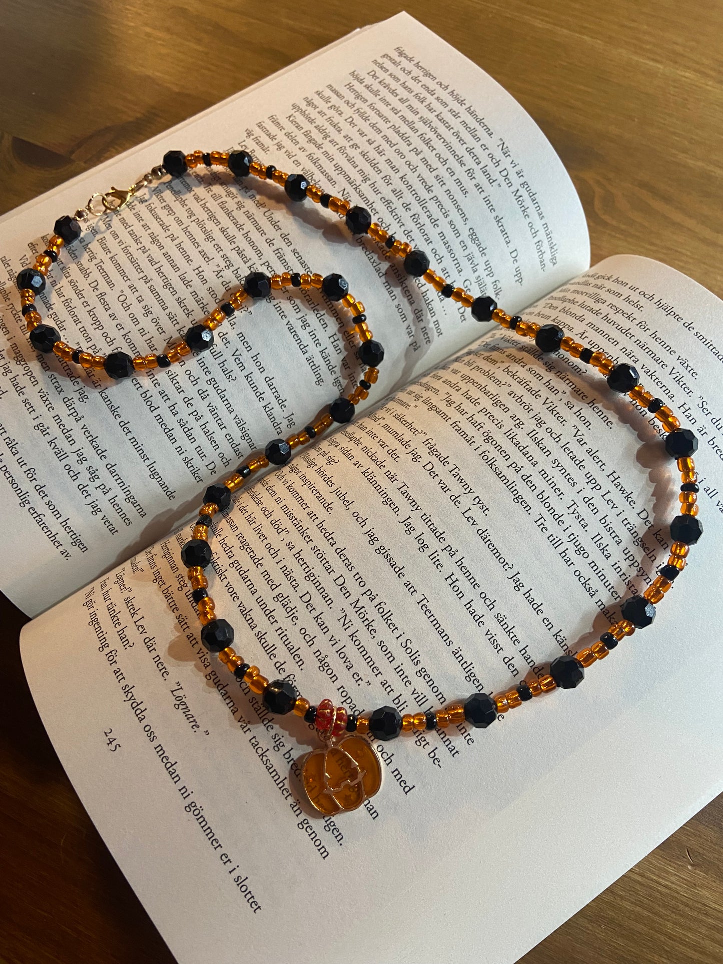 Spooky-necklace pumpkin