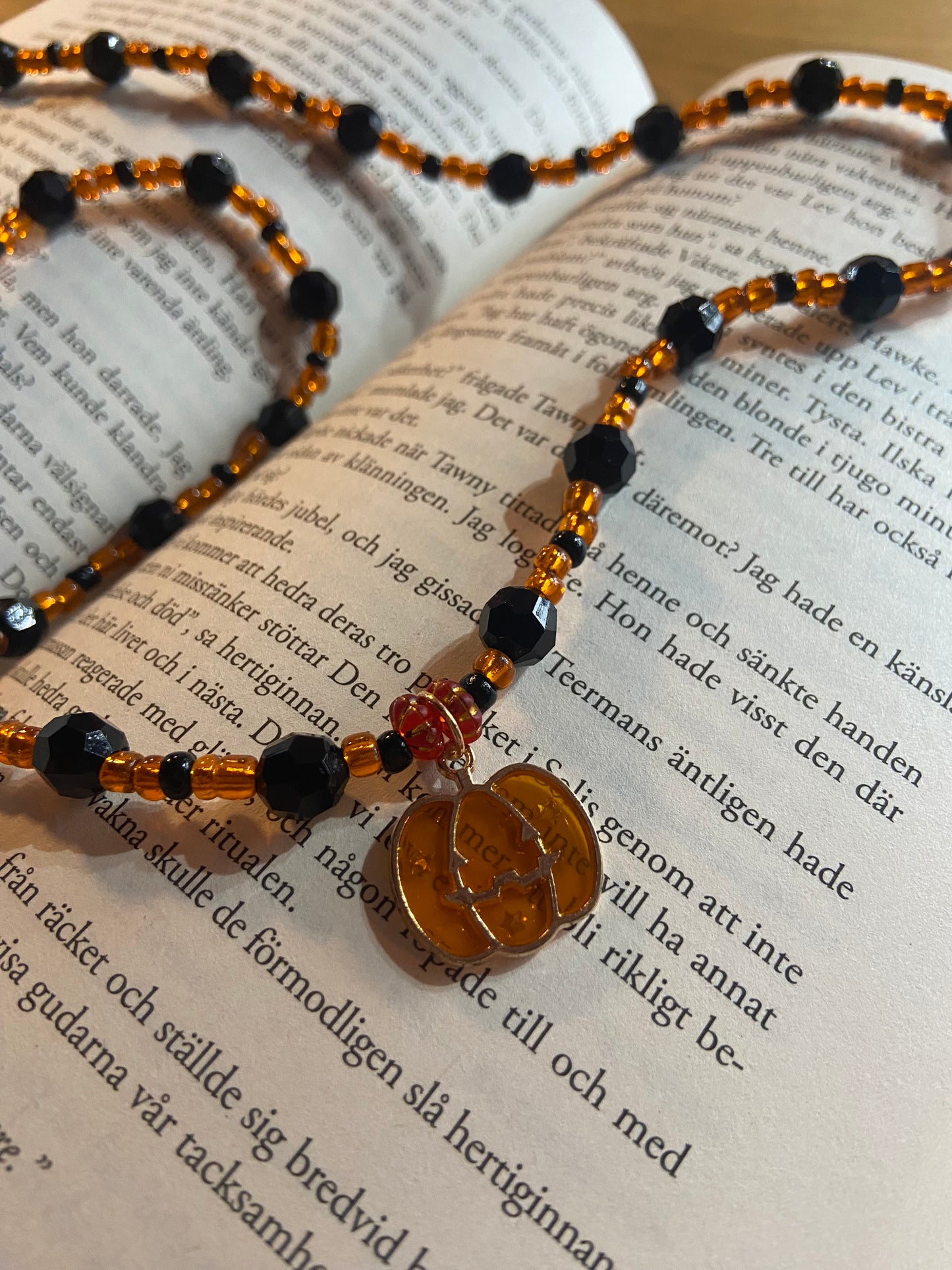 Spooky-necklace pumpkin