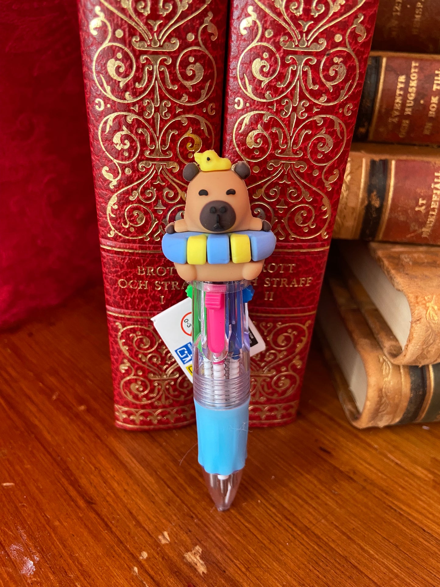 Penna med multifärg, Capybara